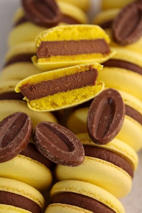 Banana Ganache Recipe, Banana Ganache, Banana Macarons, Red Velvet Macarons, Macarons Recipe Easy, French Macaroon Recipes, Macaron Recipes, Banana Split Cake, Macaron Filling