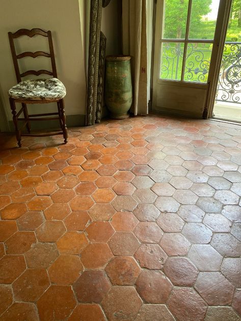 Terracotta Tile Floor Sunroom, Terra Cotta Kitchen Tile, Terra Cotta Floors Kitchen, Terra Cotta Bathroom Tile, Terra Cotta Bathroom Ideas, Cabin Tile Floor, Terra Cota Tile, Terra Cotta Tile Floors Kitchens, Terra Cotta Tile Kitchen