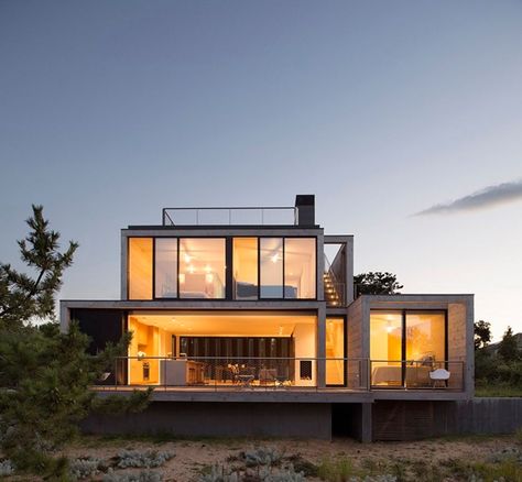 THIS MODERN HOME HAS A VERY COOL NATURAL VENTILATION SYSTEM Bates Masi, House In The Hamptons, Dunes House, Beach House Interior Design, Concrete Houses, Concrete Home, Beach House Interior, Hamptons House, Natural Ventilation