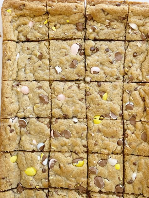 Cadbury mini egg blondie bar recipe Cadbury Mini Egg Recipes, Cadbury Egg Recipes, Mini Egg Blondies, Mini Egg Recipes, Easter Cookie Bars, Cadbury Mini Egg Cookies, Cadbury Mini Eggs, Mini Eggs Cookies, No Egg Desserts