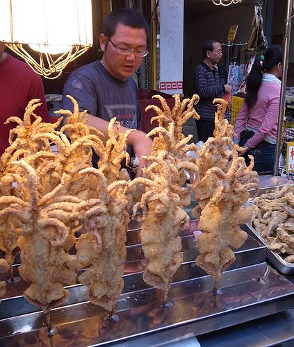 Taiwanese Food: fried squid, Taiwanese street food Yakitori Bar, Strange Foods, Taiwan Street, Fried Squid, World Street Food, Salt And Pepper Squid, Visit Korea, Drinks Pictures, Travel Taiwan