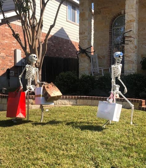 Skeleton Displays For Halloween Funny, Funny Halloween Outdoor Decor, Skeletons Posing, Skeleton Ideas For Halloween, Diy Skeleton Decor, Skeleton Poses Halloween, Skeleton Displays, Posing Skeletons, Skeleton Scenes