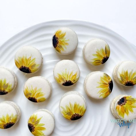 Watch Me Whip on Instagram: “Be sunny and bright. 🌻 #watchmewhipsa #sunflower #handpainted #macarons” Macaron Decoration, Macaroon Recipes, Cute Baking, Pretty Cookies, Crazy Cakes, The Sunflower, Food Recepie, Dessert Drinks, Food Decoration