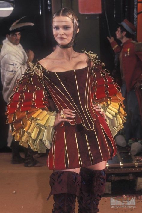 Carmen Kass, Galliano Dior, Christian Dior Designer, Lizzie Hearts, Dior Collection, 90s Runway Fashion, Christian Dior Haute Couture, 20th Century Fashion, Dior Haute Couture