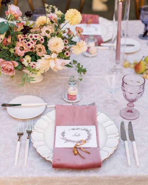 BBJ La Tavola on Instagram: "There’s is no denying in the eye-catching nature of pretty pastels, and this design perfectly captures this sentiment.💗💚💛 From bountiful bouquets to layers of lavish textures and exquisite elements. We adore every detail of this stunner. 🥰🎀 Featuring our Luisa Taupe Table Linen and our Velvet Blush Napkin. Visit the link in our bio to view more of these beautiful linen. ___________ Credits: Planner & Design:@tina.paisleyandplum Photographer:@oliviamarshallphoto Mauve Wedding Table Settings, Mauve Table Setting, Organic Centerpieces, Round Table Settings, Modern Garden Wedding, Mauve Wedding, Bentwood Chairs, Pink Table, Plan My Wedding