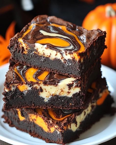 Halloween Pumpkin Cheesecake Brownies | Spooky Treats Halloween Desserts Chocolate, Spooky Desserts Halloween, Spooky Brownies, Optimal Recipes, Spooky Recipes, Pumpkin Swirl Brownies, Pumpkin Cheesecake Brownies, Halloween Cheesecake, Brownies Fudgy