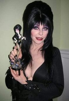 Elvira Dress, Cassandra Peterson, Elvira Mistress Of The Dark, Scary Movie Characters, Imperfection Is Beauty, Goth Women, Best Horrors, Movie Reviews, Iconic Women