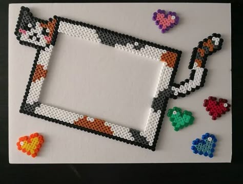 Fantastic frame idea created by @grafihamas on Instagram Hama Bead Photo Frame, Peeler Bead Picture Frame, Perler Bead Photo Frame, Perler Bead Frame, Big Pixel Art, Bead Frames, Easy Perler Beads, Cute Beads, Perler Bead Projects