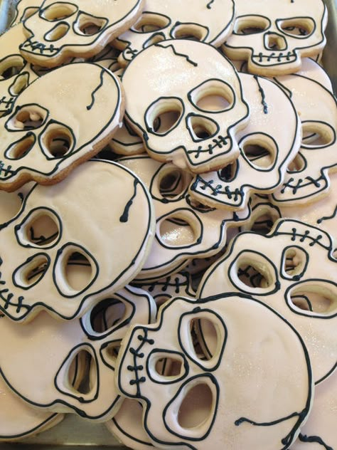 Postres Halloween, Skull Cookies, Halloween Cookies Decorated, Halloween Sugar Cookies, Cookies Halloween, Halloween Baking, Halloween Goodies, Cookie Inspiration, Halloween Desserts