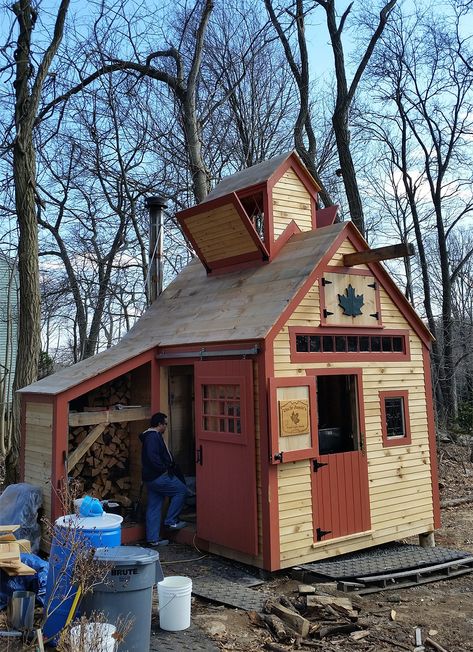 The finished product Sugar Shack Plans, Sugar Bush, Sauna Diy, Tiny House Camper, Leaded Glass Windows, Sugar Shack, Backyard Kitchen, Backyard Sheds, Backyard Shed