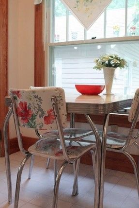 This table is a lot like Bea's kitchen table, except that Bea's is larger and the top is turquoise. Retro Kitchen Tables, Top Kitchen Table, Vintage Kitchen Table, Retro Dining Table, 50s Kitchen, Kitchen Table Lighting, Kitschy Kitchen, Dinette Sets, Casa Vintage