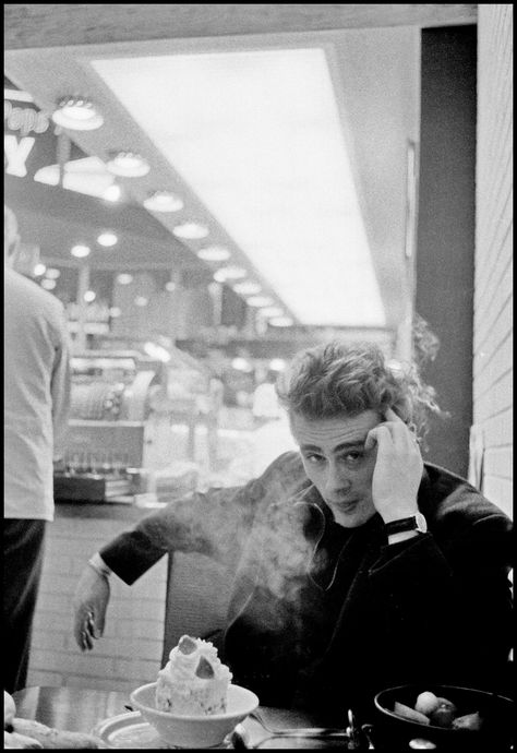 James Dean Style, Dennis Stock, James Dean Photos, Neo Grunge, Film Life, Jimmy Dean, Actor James, Marlon Brando, James Dean