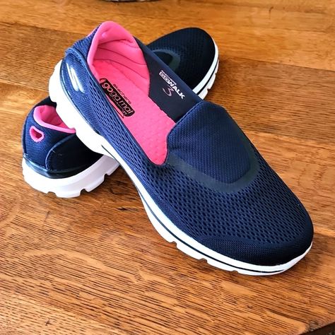 Sketchers go walk shoes Sketchers Go Walk, Sketcher Shoes, Sketchers Shoes, Skechers Shoes, Shoe Shop, Mint Condition, Walking, Navy Blue, Mint