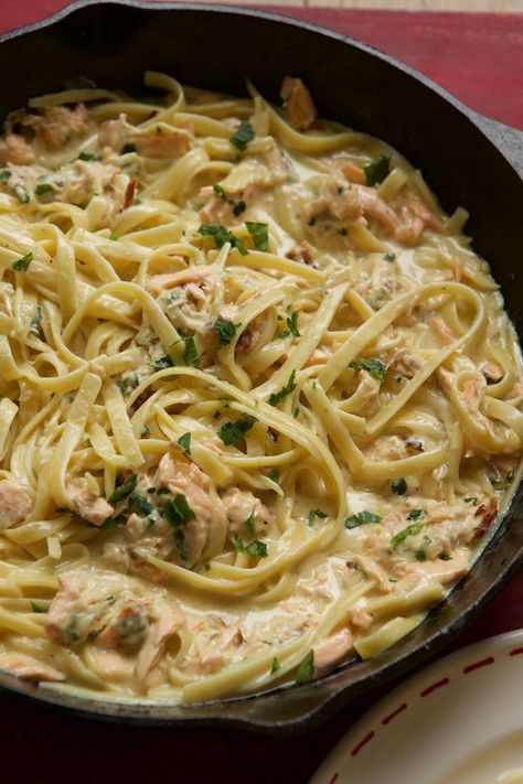 Fettuccine Alfredo is a comfort food classic, add salmon and you have a truly satisfying meal. If you have leftovers, this is perfect for the lunchbox too! Alfredo With Salmon, Alfredo Salmon, Alfredo Video, Salmon Fettuccine, Leftover Salmon Recipes, Salmon Alfredo, Fettuccine Recipe, Spinach Fettuccine, Fettucini Alfredo