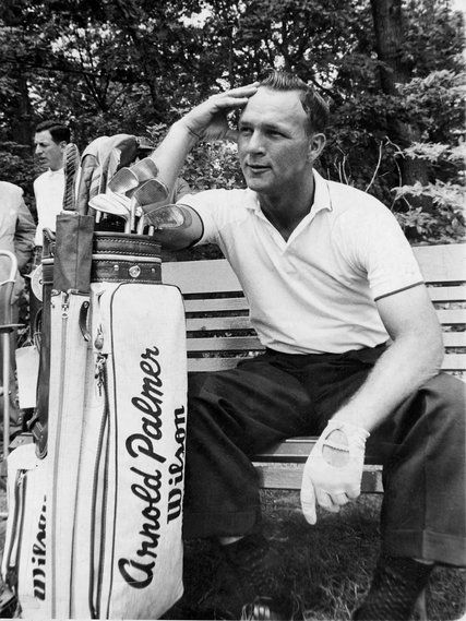 Palmer, who won seven major titles, captivated fans with his ferocious swing and fearless attitude, helping to inspire an American golf boom. Vintage Golf Photography, Vintage Golf Photos, Retro Golf Aesthetic, Vintage Golf Fashion, Arnold Palmer Golf, Retro Golf, Golf Photography, Golf Inspiration, Golf Art