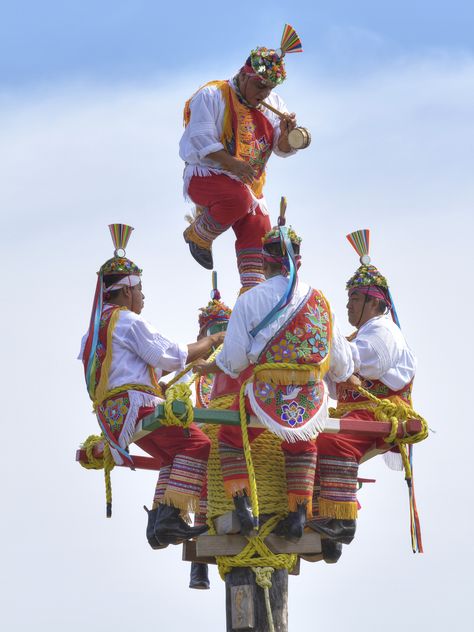 Admira una milenaria tradición reconocida a nivel mundial con los Voladores de Papantla de Xcaret. Dreamy Destinations, Native American Spirituality, Mexican Traditions, Mayan Riviera, Mexico Culture, Culture Clothing, Aztec Art, Dream Trip, México City