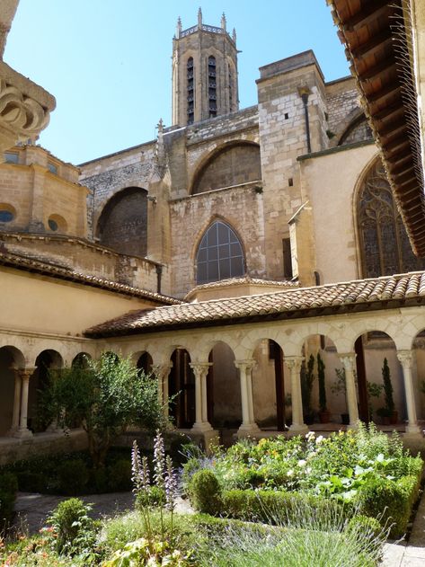 Middle Ages Church, Monastery Aesthetic, Monastery Architecture, Cloister Garden, Church Aesthetic, Romanesque Architecture, Spanish Architecture, Most Beautiful Wallpaper, Church Architecture