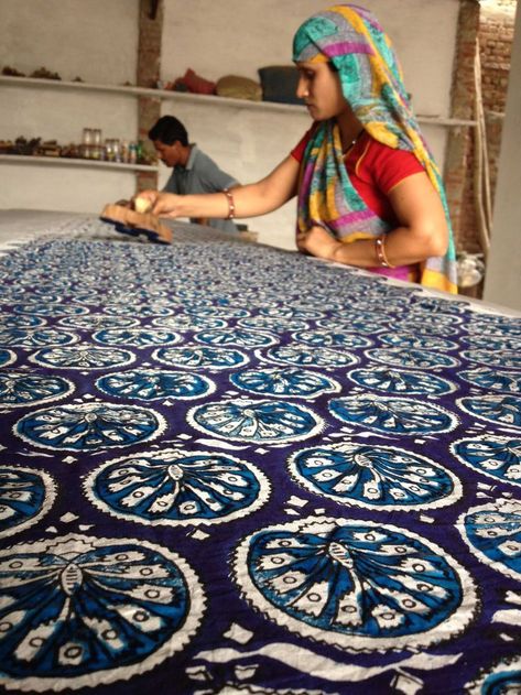 India Textiles, Amazing India, Women Working, Indian Prints, Indian Block Print, Indian Textiles, Indian Fabric, Design Course, Block Printing Fabric