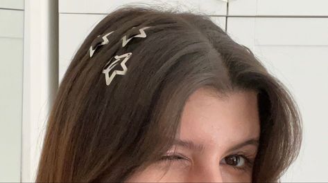 Snap Clips Hairstyles, Clips Hairstyles, Hair Clips Hairstyles, Star Clips, Star Hair Clips, Concert Makeup, Concert Hairstyles, Clip Hairstyles, Peinados Fáciles Para Cabello Corto