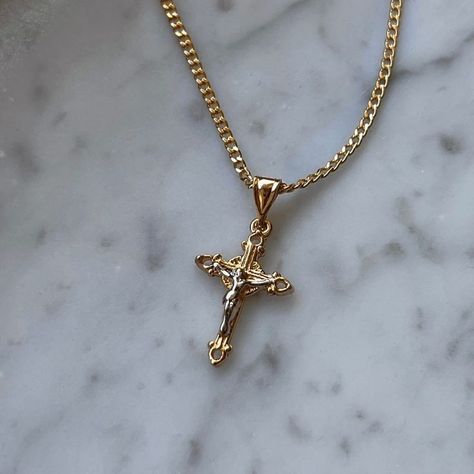 Jesus Necklace, Necklace Christian, Beautiful Gold Necklaces, Sweet Jewelry, Jewelry Accessories Ideas, Funky Jewelry, Jewelry Lookbook, Christian Jewelry, Fancy Jewelry