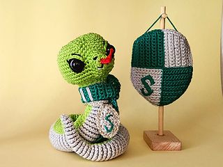 Flying-Needles' Snake Slytherin Mascot Slytherin Crochet, Snake Slytherin, Harry Potter Crochet, Animal Hooks, Softies, Crochet Amigurumi, Free Crochet Pattern, Green Colors, Crochet Projects