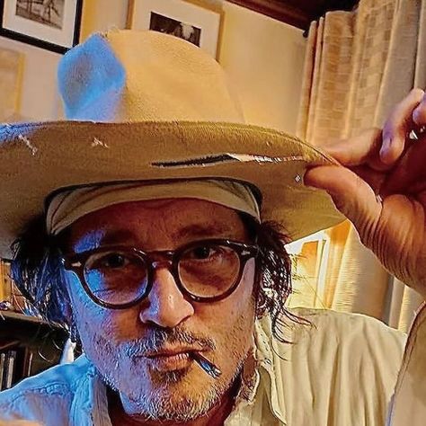 𝙻𝚘𝚘𝚕𝚒𝙳𝚎𝚙𝚙 💀🖤 on Instagram: "Awesome photo of @johnnydepp at JD LA home studio, July 27, 2024 😍 Credits to boozy_jacky_works 🙏🏻" Johnny Depp News, Kaws Wallpaper, Johnny Depp, Home Studio, It Works, On Instagram, Instagram