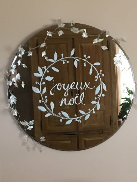 Chalk marker on mirror for Christmas Christmas Painted Mirror, Mirror Markers Ideas, Christmas Chalk Art, Mirror Calligraphy, Chalk Art Ideas, Christmas Chalk, Salon Mirror, Christmas Mirror, Mirror Drawings