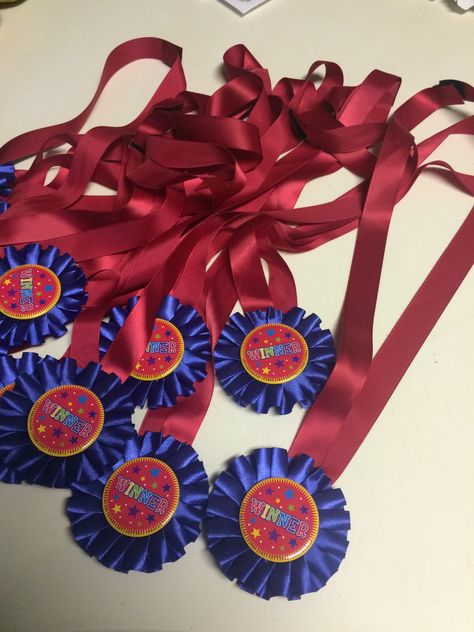 DIY medals. Pendant medals with the tails flipped up; add ribbons and close with Velcro. $10 for 12 medals!! How To Make Medals Diy, Diy Medals Awards, Diy Medals For Kids, Diy Medals, Medal Craft, Diy Medal, Communicative English, Teen Camp, Cardboard Organizer