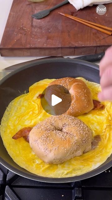 Food Network on Instagram: "@jettila’s bacon egg and cheese sandwich is only complete with what he thinks are the *best* bagels in NYC – @essabagel!! 🥯 He made this in honor of an all-new episode #BestBiteInTown > Friday @ 9|8c!" Ham Egg And Cheese Bagel Sandwich, Bagel Recipes Sandwich, Breakfast Ideas With Bagels, Bagel Dinner Ideas, Breakfast Bagel Ideas, Bagel Egg Sandwich, Bacon Egg Sandwich, Bagel Sandwich Ideas, Best Bagels In Nyc