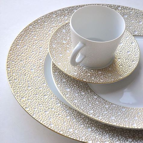 Bemydoor (@be_my_door) • Instagram photos and videos Art Table, Dinner Table, Aura, Dinnerware, Tea Cups, Porcelain, White Gold, Texture, Tableware