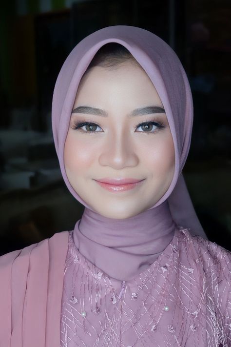 Make Up Perpisahan Sekolah, Make Up Perpisahan, Makeup Wisuda Hijab Natural, Make Up Natural Wisuda, Makeup Graduation Hijab, Make Up Wisuda Korean Look, Hairdo For Graduation, Make Up Wisuda Hijab, Makeup Wisuda Hijab Flawless