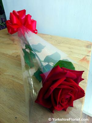 Flower For Valentine Day, Single Red Rose, Bus Games, Paper Art Design, Rose Video, Valentines Roses, Bouquet Flower, How To Wrap Flowers, Single Rose