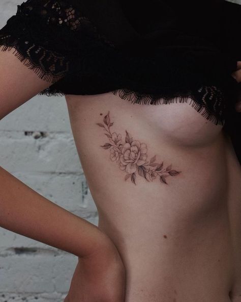 Tattoo ideas for women under the breast Rib Cage Small Tattoo, Women Side Body Tattoo, Rib Cage Tattoo Ideas Female, Fine Line Floral Rib Tattoo, Side Rib Cage Tattoo, Side Ribcage Tattoo Women, Flower Tattoos On Rib Cage, Rib Cage Tattoo Women, Rib Cage Tattoo Placement