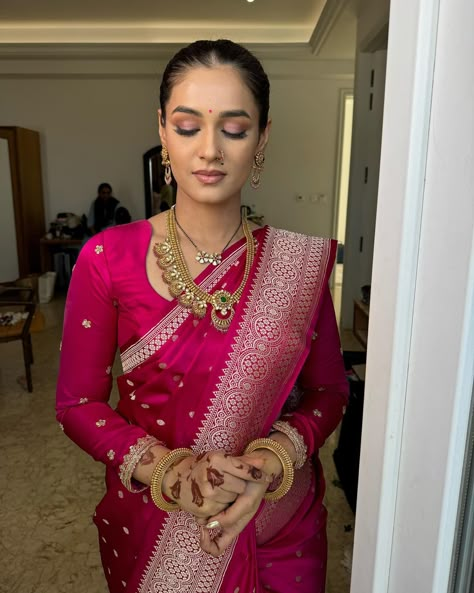 @vaishnvimahadik7 in her Marathi Barbie era <3 Makeup by: @makeupbykomalhiire Hair by: @naynahairartist #vaishnavimahadik #marathibarbie #makeup #shaadivibes #kolhapur #kolhapurdiaries #vahinisaheb #beauty #sisterswedding #makeuplook Blouse Designs Marathi Saree, Marathi Look Traditional, Marathi Bride Look, Vaishnavi Mahadik, Unique Bridal Looks, Holud Saree, Saree Styles Modern Classy, Brides 2024, Benaras Sarees