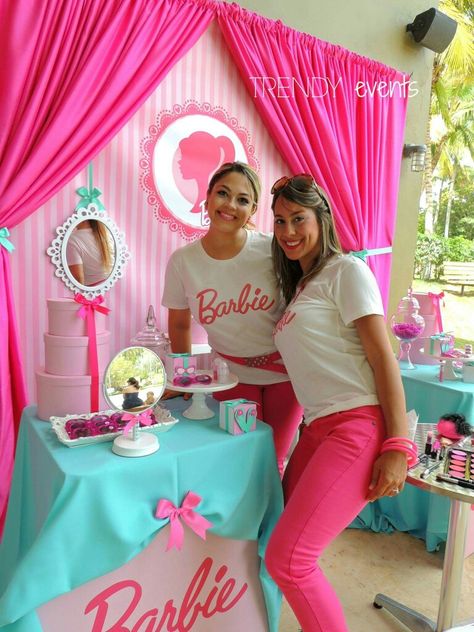 Barbie Pool Party, Lila Party, Barbie Party Decorations, Barbie Theme Party, Barbie Birthday Party, Barbie Theme, Barbie Birthday, Bday Girl, Barbie Party