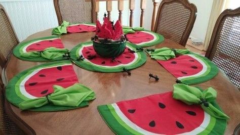 Watermelon Quilt, Patchwork Quilting Designs, Placemats For Round Table, Projek Menjahit, Diy Placemats, Watermelon Decor, Watermelon Summer, Sewing To Sell, Quilted Table Runners Patterns