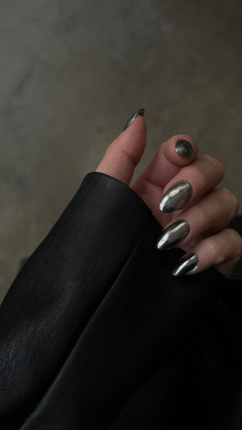 Black Shimmer Nails, Silver Aesthetic, Minimal Nails Art, Minimal Nails, Casual Nails, Pearl Nails, Sparkle Nails, Metallic Nails, Dark Nails