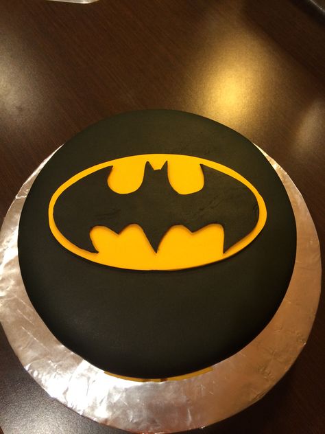 Batman cake with Wonder Woman logo Batman Pasta, Easy Batman Cake, Batman Cake, Woman Logo, Wonder Woman Logo, Cake Inspo, 21st Birthday Cake, Cake Logo, Bday Cake