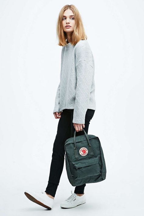 Kanken Forest Green, Mochila Kanken, Books And Tea, Kanken Classic, Green Backpack, Fjällräven Kånken, Green Backpacks, Classic Backpack, Mode Inspo