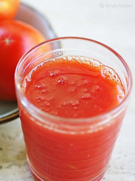 Abundance Of Tomatoes, Canning Tomato Juice, Homemade Tomato Juice, Pickle Juice Uses, Tomato Juice Recipes, Zucchini Burger, Quick Smoothies, Homemade Juice, Pickle Juice