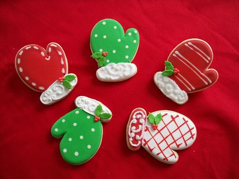 Christmas cookies Mitten Cookies, Winter Cookie, Pretty Cookies, Fancy Cookies, Xmas Cookies, Creative Cookies, Christmas Cookies Decorated, Christmas Sugar Cookies, Iced Cookies