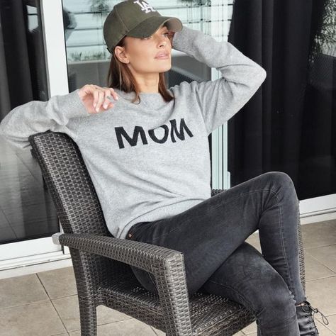 La casquette New Era kaki de Caroline Receveur sur son compte instagram |  #carolinereceveur #fashion #fashionoutfits #looks #style #styleinspiration #spotern Time To Leave, Mom Son, Mom Outfits, Looks Style, Winter Outfit, Fall Winter Outfits, Casual Fall, Everyday Style, To Leave