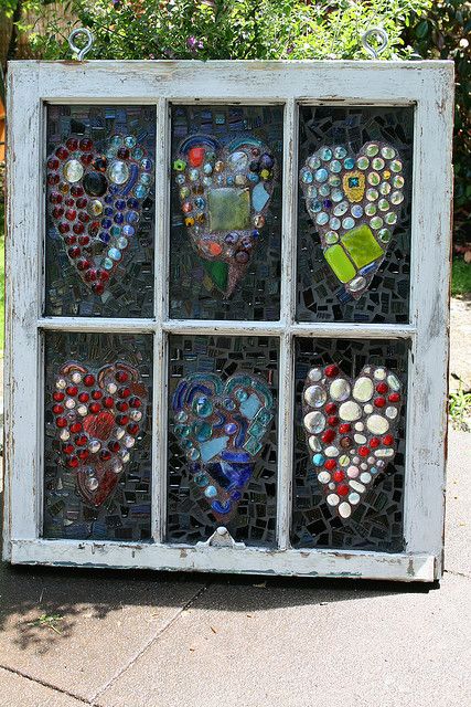 Old window... glue on glass beads, stones, tiles into heart shapes. Easy peasy! Art Pierre, Glass Hearts, Mosaic Stained, Deco Nature, Old Windows, Craft Club, Mosaic Projects, Mosaic Diy, Window Art