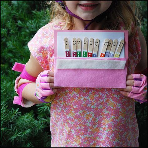 10 in a Bed from EllieAndAbbie "(This project is really easy. Just use a stiff white envelope for the bed. Then glue felt onto the envelope for the blanket. I got the idea from this book: Kathy Ross Crafts: Numbers)" Ten In The Bed, Paddle Pop, Storytime Crafts, Preschool Projects, Pop Stick, Finger Plays, Daycare Ideas, Boredom Busters, Play Based