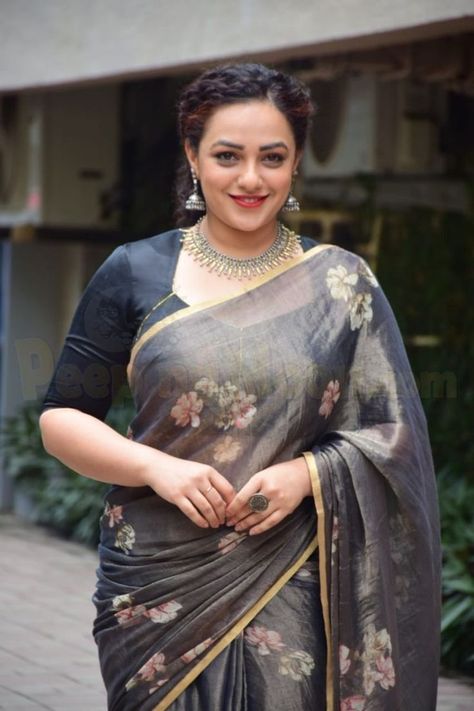 Nithya Menon Saree, Kalamkari Frocks, Nithya Menon Cute, Nitya Menon, Anushka Shetty, Designer Kurti Patterns, Indian Saree Blouses Designs, Indian Photoshoot, Embroidered Blouse Designs