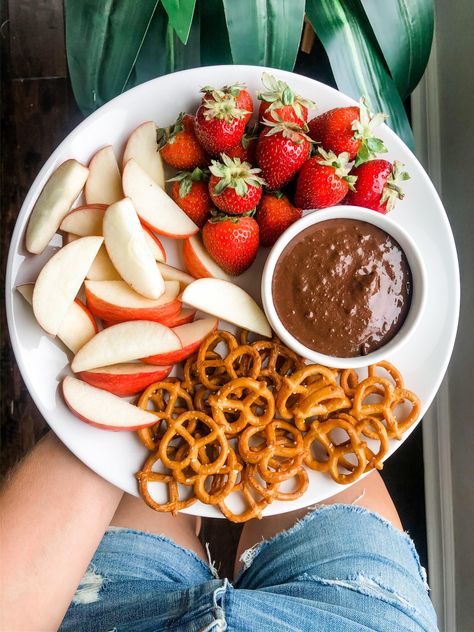 Healthy Snacks For Sleepovers, Vegan School Snacks, Healthy Asthetic Snacks, Healthy Snacks Summer, Kids Food Ideas Healthy, Healthy Food Recipes Easy Snacks, Filling Snacks For Kids, Kid Snacks Healthy, Simple Snacks For Kids