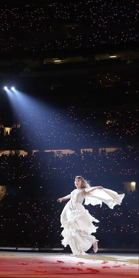 Swift Wallpaper, Estilo Taylor Swift, Taylor Swift Posters, Swift Photo, Taylor Swift Concert, Swift 3, Taylor Swift Album, Taylor Swift Wallpaper, Long Live Taylor Swift