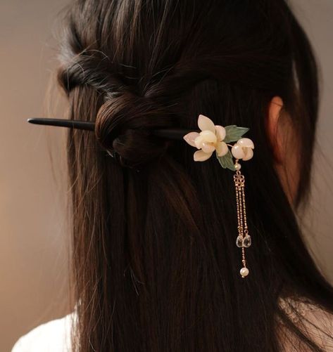 Chinese Hair Bun Sticks, Hairstyle With Hair Pin, Half Up Half Down Hair Stick, Hair Pin Japanese, Asian Hair Sticks, Japanese Hair Pins Sticks, Chinese Pin Hairstyle, Japanese Hairpin Hairstyle, Chinese Hairpin Aesthetic