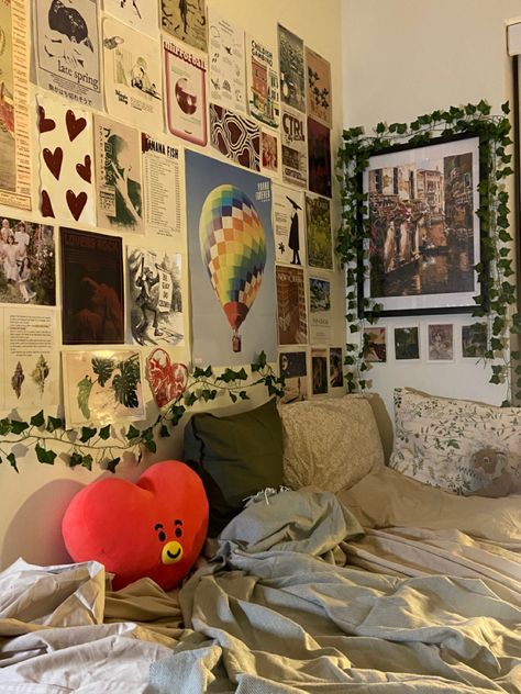 Maroon Dorm Room Ideas, Red And Green Room Aesthetic, Red Wall Room Aesthetic, College Dorm Room Ideas Aesthetic Brown, Res Room Ideas College Dorms, Dorm Room Red Aesthetic, College Freshman Dorm, Collage Dorm Room, Red Room Decor