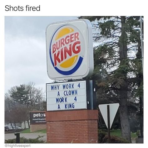 Burger King VS McDonalds Burger King Fanart, King Fanart, Jokes Of The Day, Insta Memes, Super Funny Pictures, Clean Memes, Joke Of The Day, Memes Humor, Six Feet Under